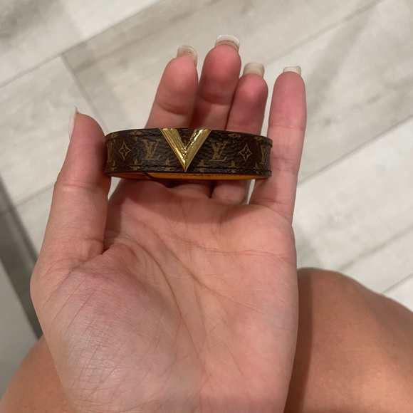 LOUIS VUITTON Essential V Bracelet - Picture 1 of 4